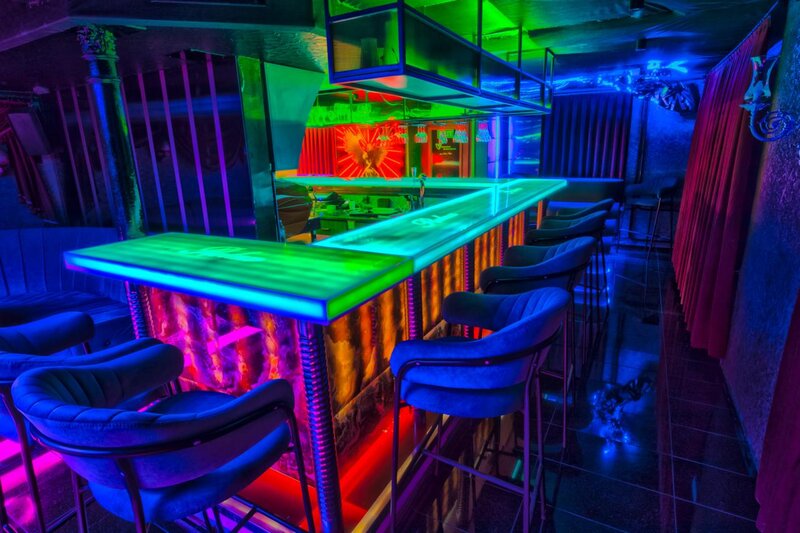 Fete 18+ cu aspect fizic placut.